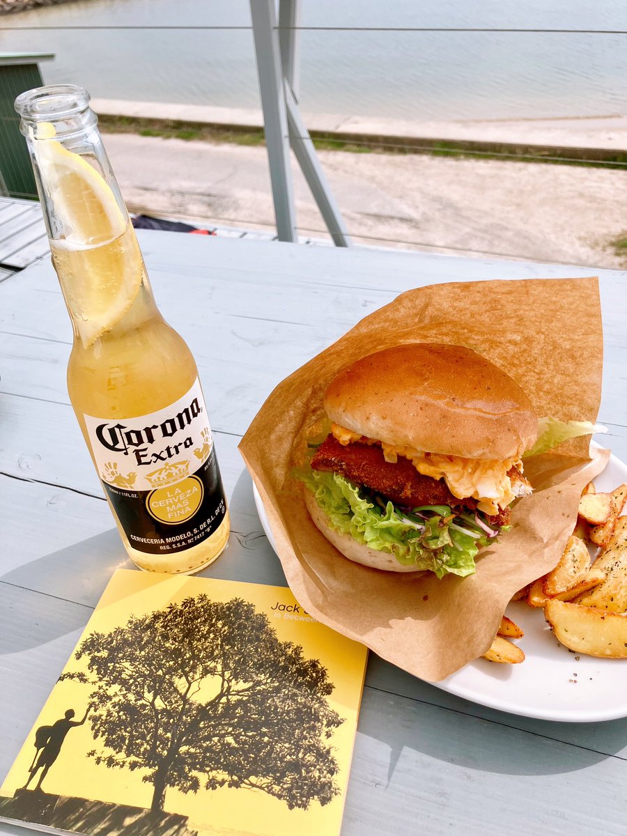 makiko7teto's tweet photo. 今年初の海🌊✨シーサイドカフェでランチしてチルアウト🍔そんなぴったりのBGMのお供はやっぱジャック・ジョンソンに決まりだね!😊🎵✨曲名Banana Pancakesじゃなくてフィッシュバーガーですけどね🍌🍔😁
#ジャックジョンソン
#JackJohnson #InBetweenDreams #beach #ocean https://t.co/fpdtHXbhNK