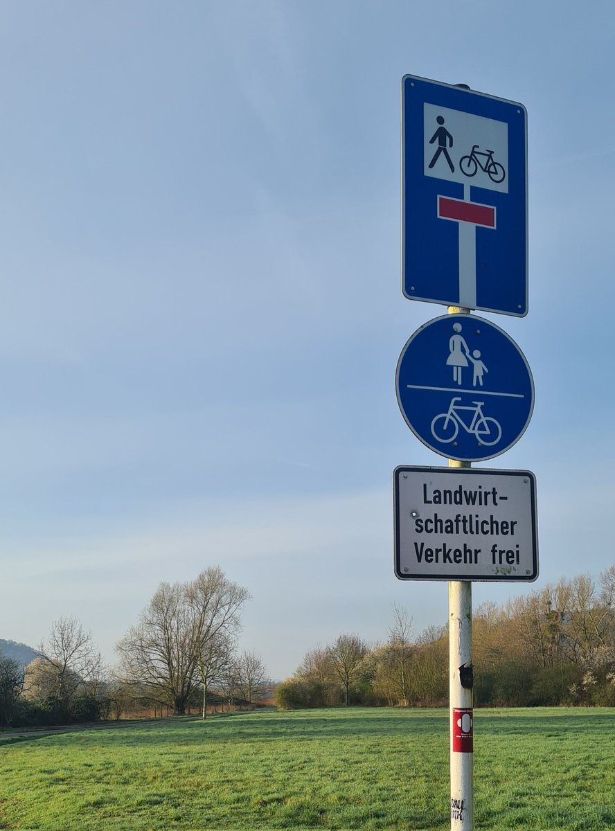 Nochmal zur Erinnerung,  weil ein Sonntagmorgen nicht besonders nett beginnt, wenn man schon um halb acht das erste Mal von einem sportiven Radfahrer angepöbelt wird.
#weserradweg #minden #portawestfalica #gegenseitigeruecksicht