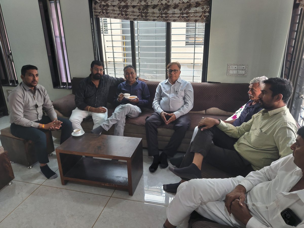 આજ રોજ ધોરાજી ના ધારાસભ્ય શ્રીમહેન્દ્રભાઈ પાડલીયા તેમજ ઉપલેટા નગરપાલિકા અને તાલુકા પંચાયત ના માજી પ્રમુખ સુરત ખાતે મારા નિવાસ સ્થાને પધાર્યા હતા 🎉🎉👏👏