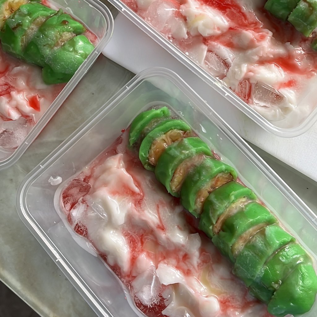 sunnyblush's tweet photo. menu takjil favorit di rumahku: es pisang ijo! 🍧

bikin sendiri karena ternyata gampang wkwk ada banget masanya aku bikin ini tiap hari 🤣🙏🏼

resepnya aku drop di bawah yaa https://t.co/4KZPU57wvx