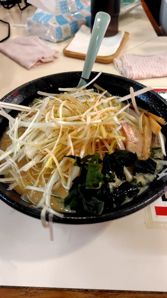 KeyleeUcchiy's tweet photo. ラーメンショップ七福本店
ネギ味噌ラーメン
いわゆるラーショ系？初体験
それなりに麺とネギを一緒に食べてたはずなのにそれでも後半ネギオンリーで食べる展開、盛々ネギ
時々食べたくなるのが分かる味
#ラーメン #ラーショ  #ラーメンショップ https://t.co/mllZKirbgp