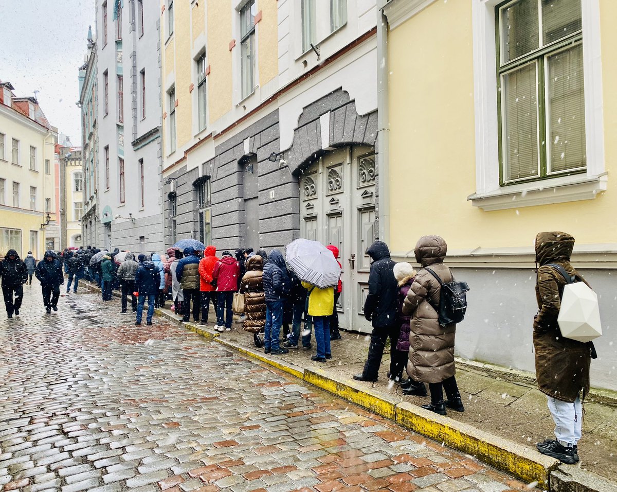 ❄️ Несмотря на непогоду (в Таллине идет снег) и психологическое давление, проживающие в Эстонской Республике граждане России активно идут на избирательный участок в @RusEmbEst, чтобы выполнить свой гражданский долг. 🇷🇺 Вместе мы сила - голосуем за Россию! #Выборы2024