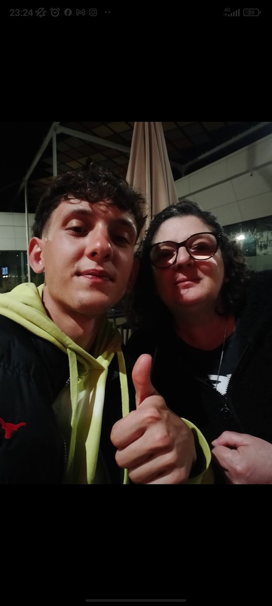 AlefonsoOnicha's tweet photo. Ayer vi a mi madre (aún sigo con ella) llevaba 1 año sin verla y aqui estamos, a punto d comernos el futuro. 

D todo se sale pepona https://t.co/khu8jccmCZ