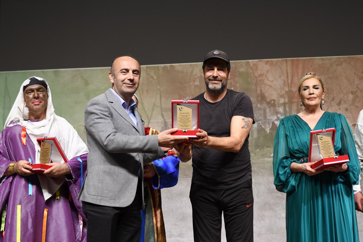 Dün akşam öğrencilerimizle birlikte Çiğdem Tunç Tiyatrosu'nun (<a href="/TuncCigdem/">Çiğdem TUNÇ</a>) muhteşem performansı "Bir Eski Zaman Hikâyesi" adlı tiyatro oyununu izledik.
Bu güzel etkinliğin mimarı olan sanatçılarımız, herhangi bir maddi karşılık beklemeden öğrencilerimize psikosoyal destek vermek