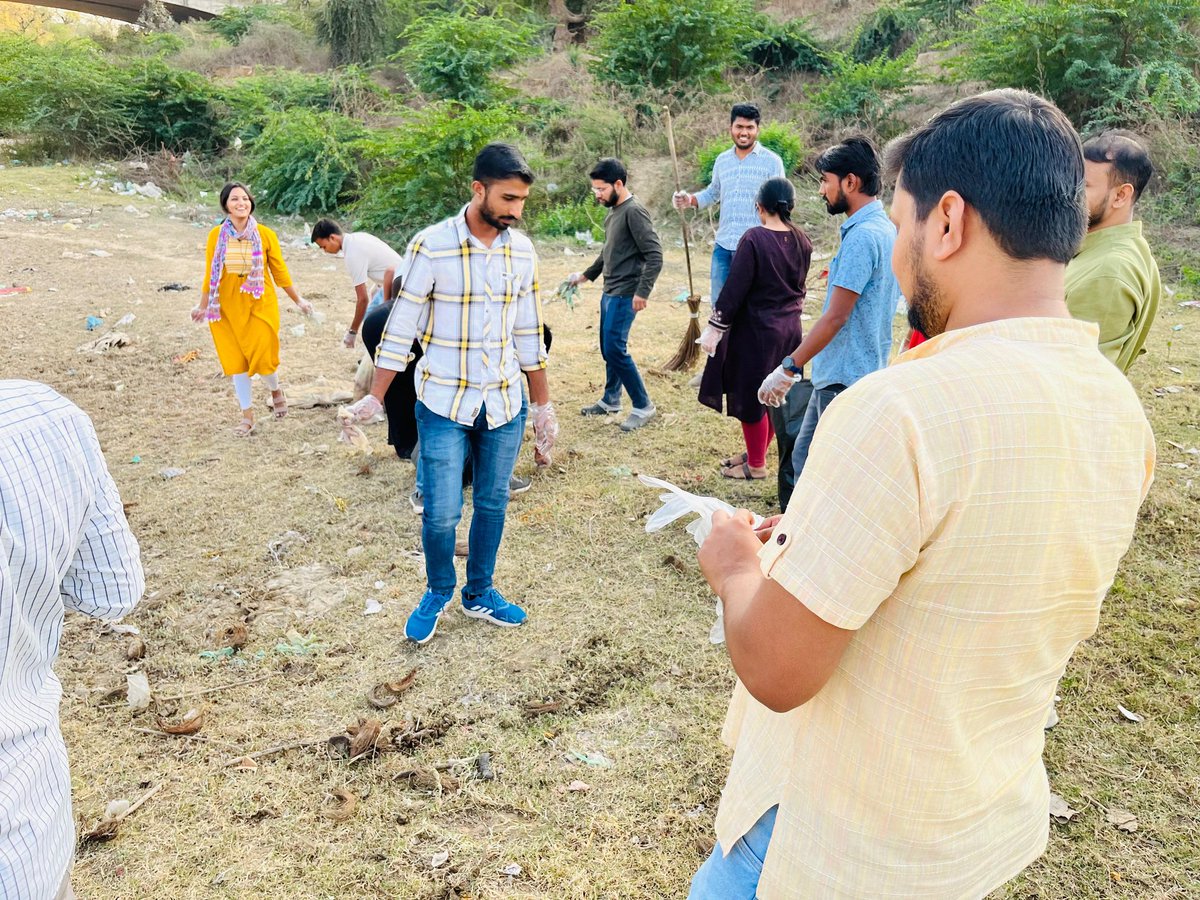 SFDIndiaOrg's tweet photo. On the eve of the "International Day of Action for Rivers" on 14th March, SFD-CUG organized a "River Clean Up Drive" at Sabarmati riverbank, advocating for sustainable river management, ecosystem protection, and community rights. Volunteers worked for Sabarmati's restoration. https://t.co/ff59QDZeJw
