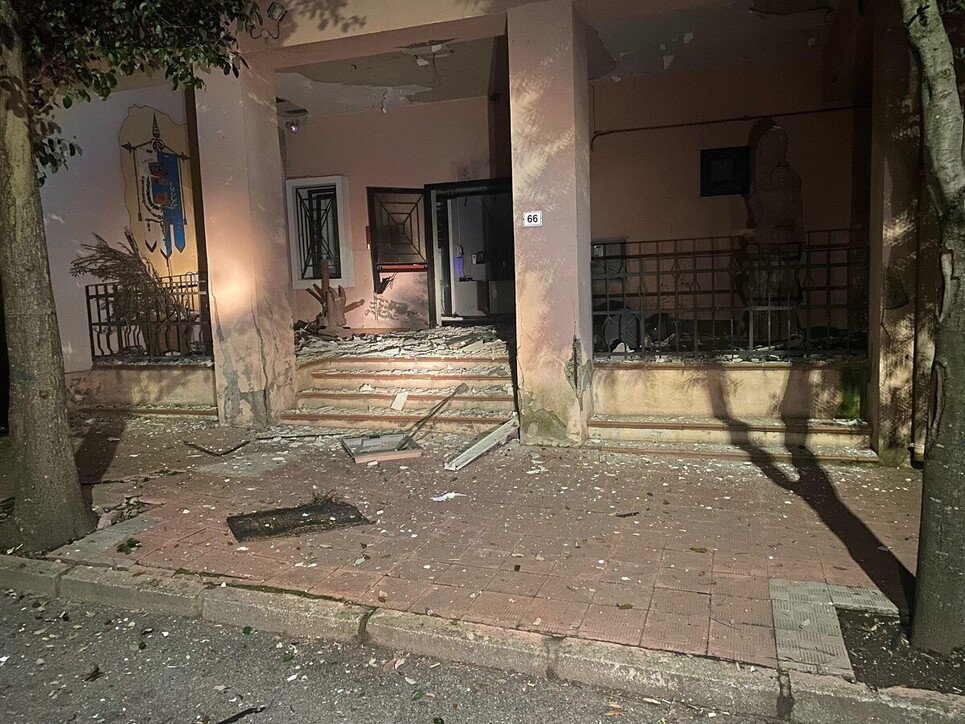 SardegnaG's tweet photo. #Bomba al Municipio di #Ottana, il sindaco: 'vado avanti' Gravi danni all'edificio - Lunedì comitato sicurezza a #Nuoro, in #Sardegna record di attentati contro gli amministratori locali
https://t.co/Nf2tZSJcBU https://t.co/j0eqWowbWe
