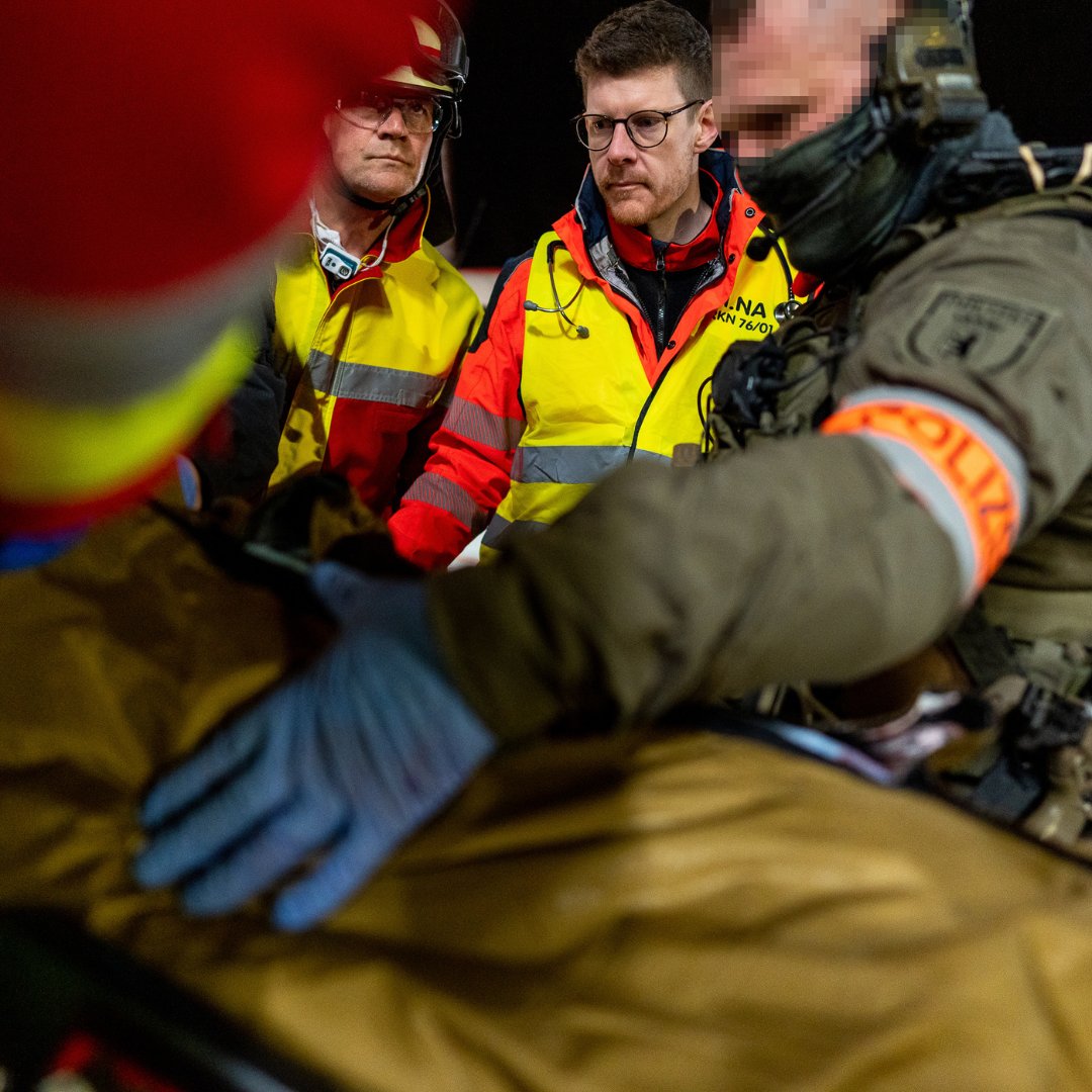 🚑⛑🤝 #Terrorismusübung2024: Über 2000 Einsatzkräfte aus Deutschland &amp; Österreich trainieren dieses Wochenende in Amberg, Nürnberg, Roth &amp; Sulzbach-Rosenberg. Polizei, Zoll, Bundeswehr, Hilfsorganisationen &amp; mehr üben gemeinsam lebensbedrohliche Einsatzlagen.