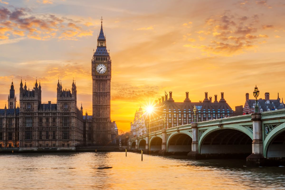 travelobiz's tweet photo. Work Remotely from the UK! New Rules for Visitors Explained
#DigitalNomadVisa #RemoteWorkVisa #UKImmigration #UKVisa #VisaNews #VisaUpdate #VisitorVisa
https://t.co/PQM6HMAF3m https://t.co/5UtfRG7yCU