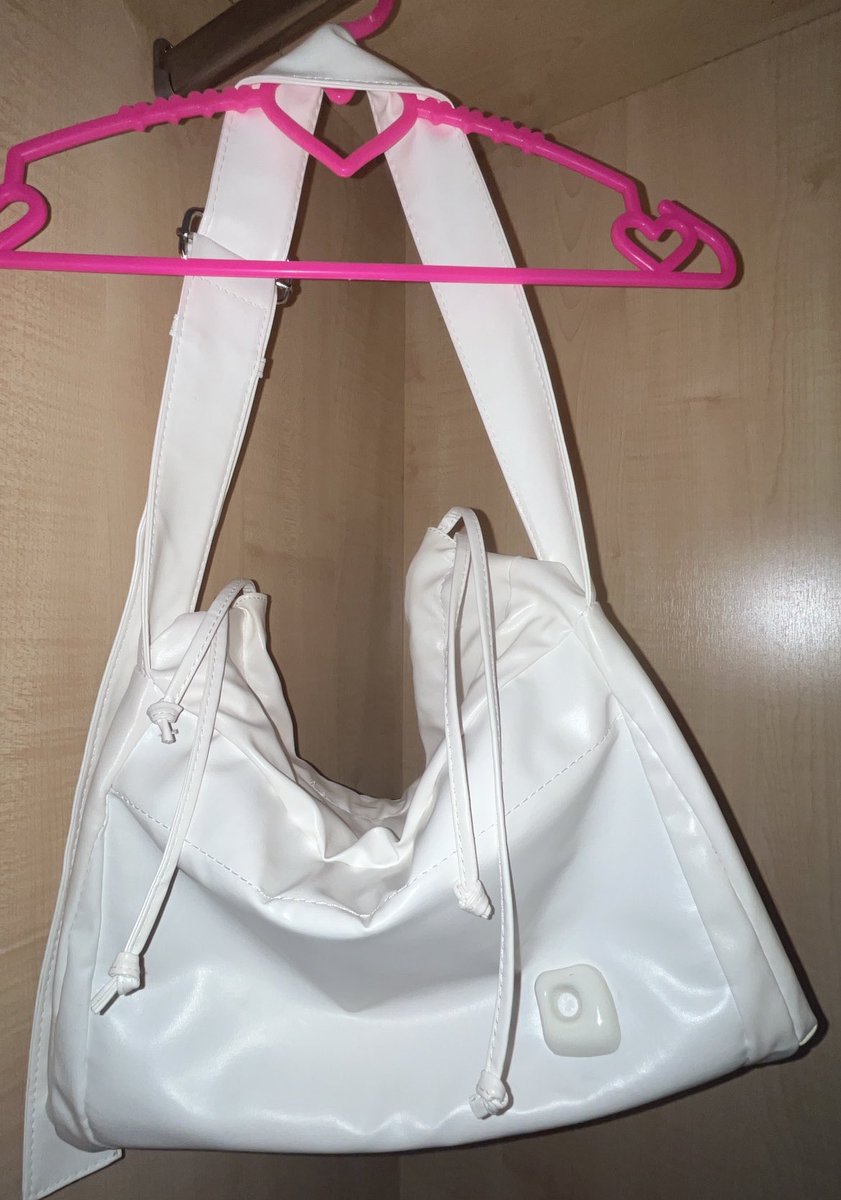 Joyuline's tweet photo. ส่งต่อ 
-กระเป๋าเป้ 120 รวมส่ง ใช้ไปครั้งเดียว 
-กระเป๋าสะพาย 110 รวมส่ง มีตําหนิเป็นรอยหลายจุดแต่ไม่น่าเกลียดคับ (รอยมีมาตั้งแต่แรกเลยคับ)
รับ 2 ใบ 215 รวมส่งคับ
#ส่งต่อ #ส่งต่อเสื้อผ้า  #ส่งต่อกระเป๋า #ส่งต่อกระเป๋าเป้ #กระเป๋าเป้สะพายหลัง #ส่งต่อเสื้อผ้ามือสอง https://t.co/sSyZ1Mj0Ss