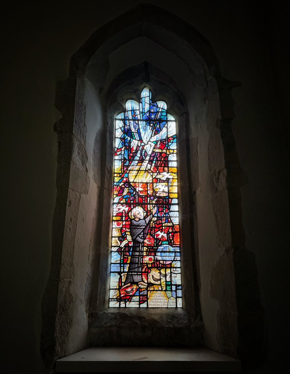 Zoom in to take a closer look at this wonderful Alan Younger window at St Mary’s, Oxted

The glass showing St Francis of Assisi preaching to the birds was installed into the medieval window in 2002 in memory of the local Knowles family

#StainedGlassSunday