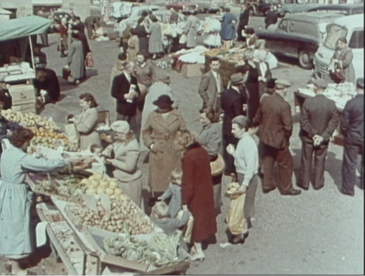 1/ This is Haverfordwest market in the 60s. Buying food was to be respected (dress well!), chatting to the producers mutually worthwhile (nice spuds, Ffion!) and taking time (value is YOUR choice) essential. Few want to go back to this but what price a broken food chain?