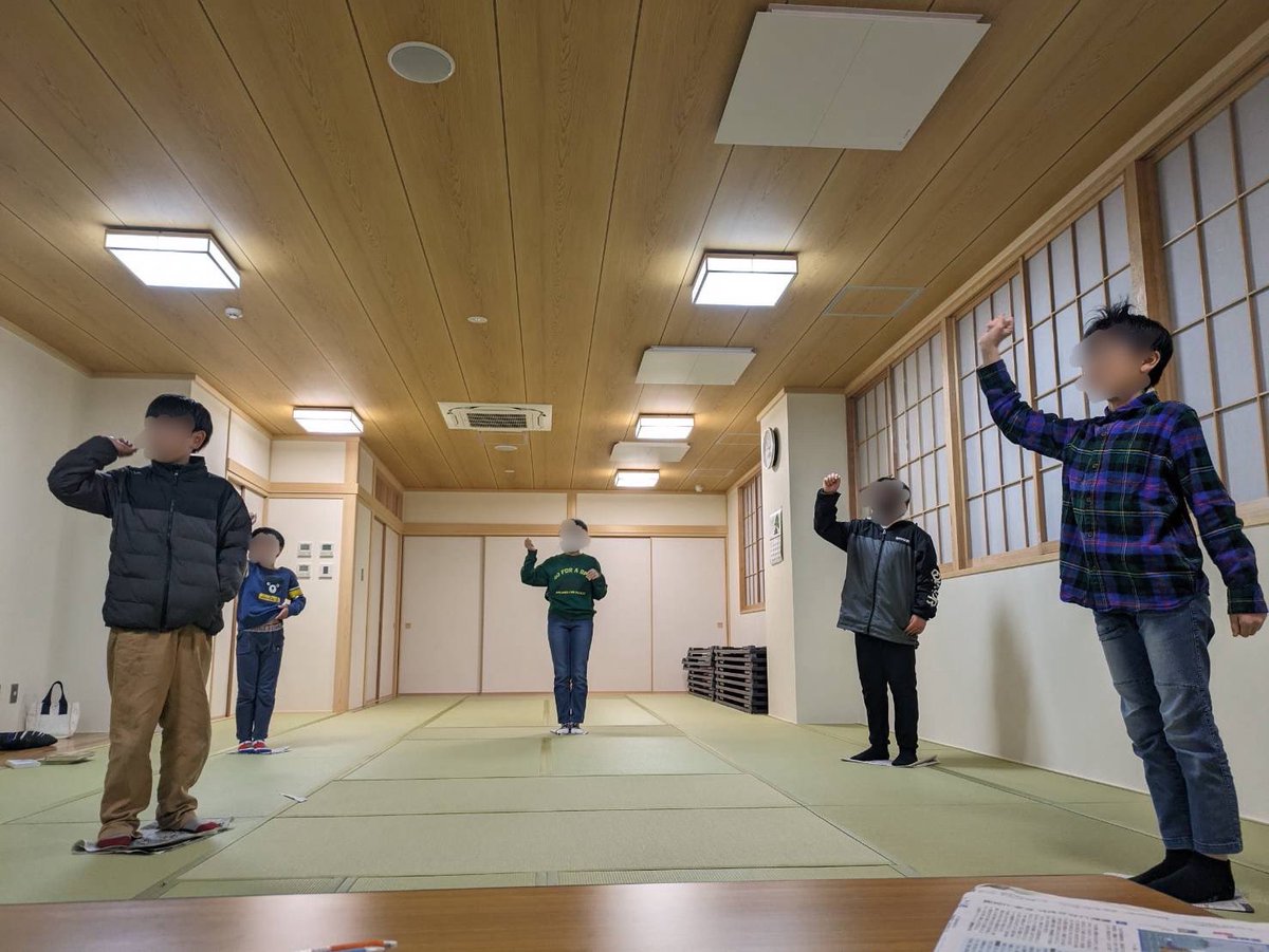hatokawa_poteto's tweet photo. 昨日は、かるたのお疲れ様会がありました🍵かるたの練習会に来てくれていたみんなと、新聞紙ジャンケンをしてから、キャラクタークイズつきビンゴをしました😊
昔のようにご飯を食べながら〜とはいきませんでしたが、楽しんでくれてよかったです💕
来年度は県大会行けるように、コツコツ頑張ろー💪✨ https://t.co/KuEZpyQ8rh