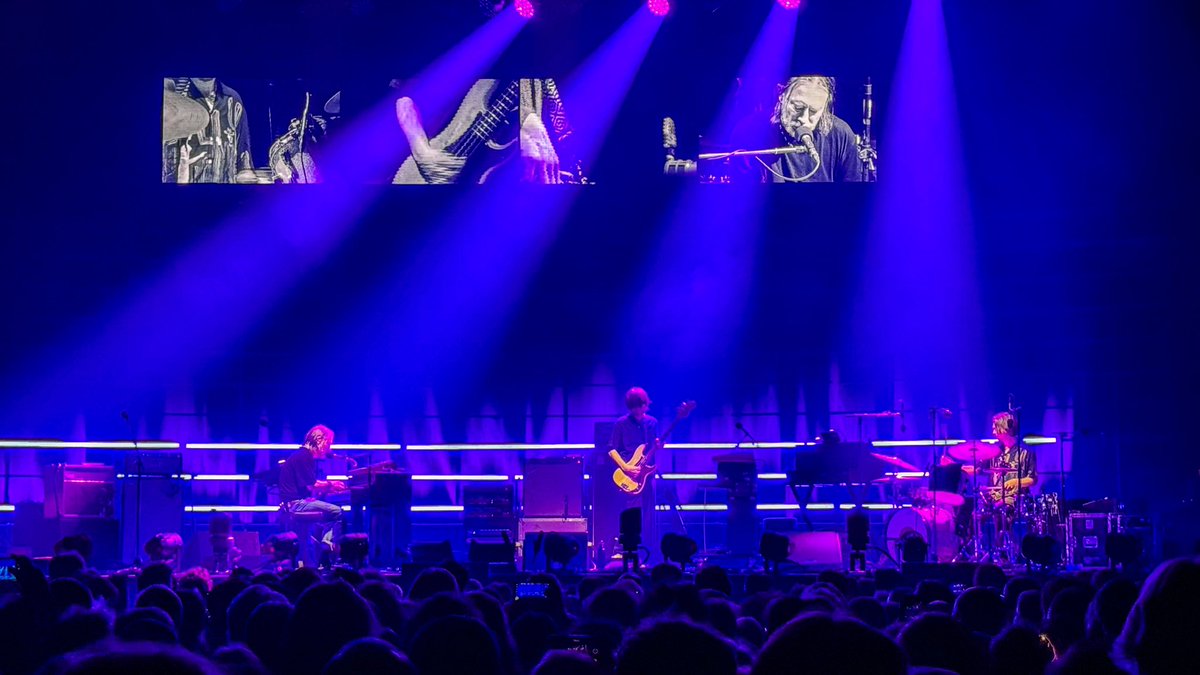 Thom Yorke en Jonny Greenwood van Radiohead, en Tom Skinner van Sons Of Keme onder de naam bandnaam The Smile speelden de sterren van de hemel gisteravond in Amsterdam. Wat een kunststukje was dit! 🎸

#thesmile #afas #amsterdam