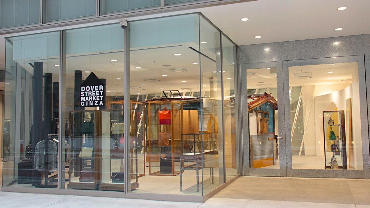 FashionarchiveA's tweet photo. 【ファッション豆知識】

東京でセレクトショップ行くならここ！　メンズ編

世界でも有数のファッションタウンとして名高い、東京。

バイヤーが選んだ数々のブランドやトレンドのアイテムを並べた、いわゆるセレクトショップの数も群を抜いて多く、どの店に行けば間違いないのか？と悩む方も多いのではないでしょうか。

本投稿ではそんな東京都のセレクトショップの中から絶対に知っておくべき店舗を、特にメンズにフォーカスしてご紹介。

■DOVER STREET MARKET GINZA
服好きな人に「最高のセレクトショップを1つ選んで」と問うたら、おそらく多くの人が DOVER STREET MARKET GINZA(ドーバーストリートマーケットギンザ)を選ぶはず。

コムデギャルソン(COMME des GARÇONS)の生みの親、川久保怜氏が手がけるセレクトショップであり、世界中からセレクトした至極のブランドが1Fから6Fまで陳列されたファッションビルとなっています。(7Fはベーカリーや書籍、展示スペースなど)

普通のセレクトショップでは絶対に取扱が許されないブランドもセレクトされているのがDSMGの大きな特徴。

特に、ルイヴィトンやシュプリーム、クロムハーツといったブランドの取扱が許されているのは、ひとえに川久保怜氏のパワーによるところが多いでしょう。

■NUBIAN
店内を流れる爆音とハイセンスな店員さんの格好から入店を躊躇しそうになりますが、NUBIAN(ヌビアン)は原宿に来たら絶対に外せないセレクトショップ。

テレビの撮影が入ることも多く、芸能人やYouTuberのファッションコーデなどを撮影する場所としてしばしば使われています。

渋谷PARCO内にも店舗を構えており、他のショップと合わせて一気に見てまわりたい方はそちらもオススメです。

■UNION TOKYO
シュプリームの創業者、ジェームズ・ジェビアがブランド創設前に手掛けていたセレクトショップの日本店舗がこのUNION TOKYO(ユニオン トウキョウ)。

ストリートファッションブランドを中心にセレクトしており、UNIONとしてもナイキとコラボしたスニーカーが人気を博すなど、ストリート好きには名の知れた存在。

店舗上階にはスニーカーショップの名店「WORM TOKYO」も居を構えており、訪れた際にはこちらも覗いてみてはいかがでしょうか。

■1LDK

「日常の中の非日常」をテーマに作られたセレクトショップで、シュプリームとのコラボも話題となった「BLESS」のアイテムなども取り扱っている珍しいセレクトが人気。

ちなみにかつて1LDK(ワンエルディーケー)のディレクションを手がけていた三好良氏は現在、山本康一郎氏と共にブランドEnnoyを立ち上げ、人気を博しています。

残りのオススメセレクトショップはこちらの記事でまとめております💁
https://t.co/muQfKr3tTy