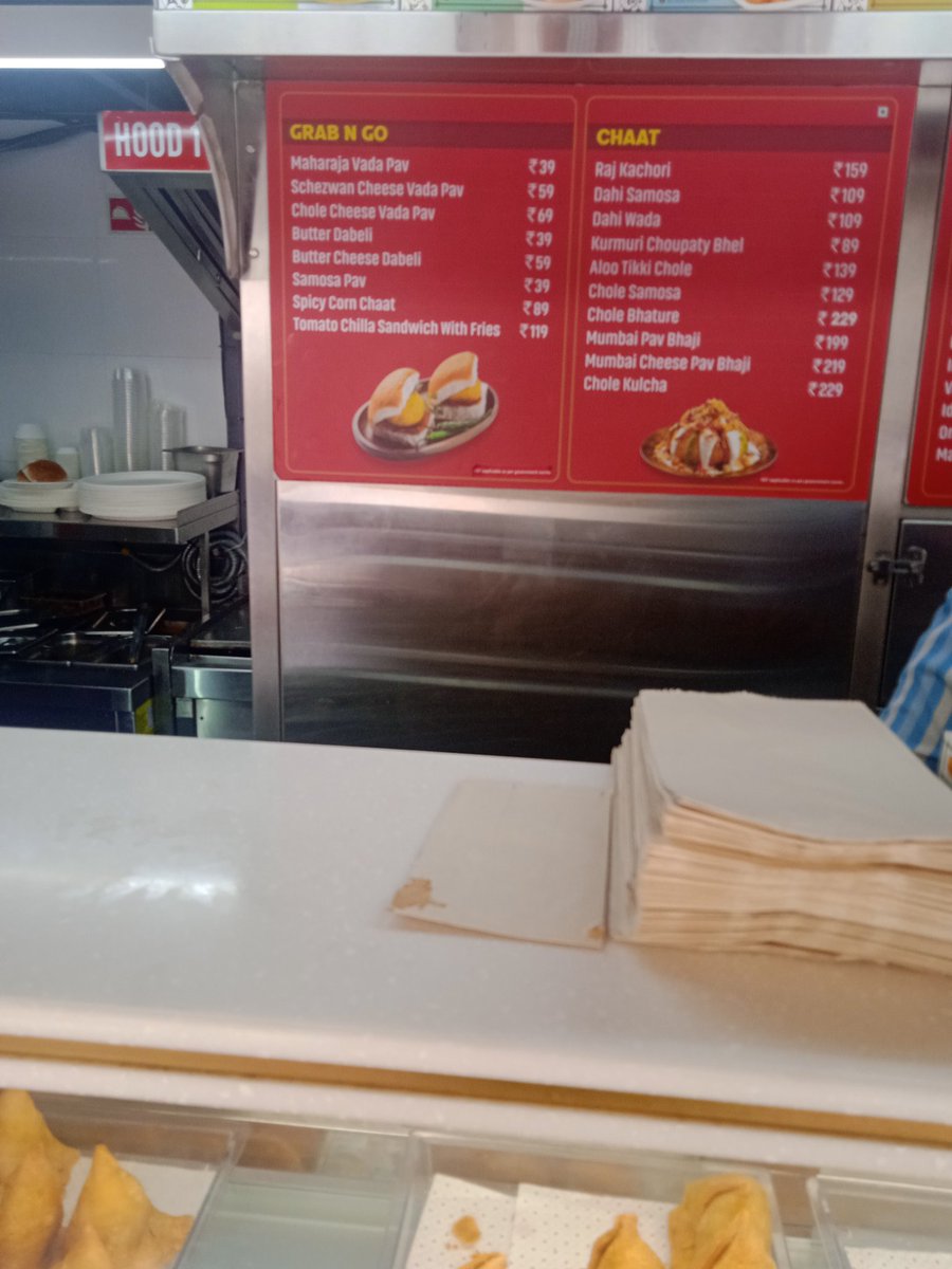 khurr_mundi's tweet image. Modi promised Air travel for common people.

Had increased Vada pav prices at railway station to Airport.

Vada Pav 40 Rs
Kachori: 109 Rs.
Samosa: 109 Rs

Right outside Pune Railway station Gate 6.

#ModiLoot
#ElectoralBondsCase 
#ModiKaBondScam