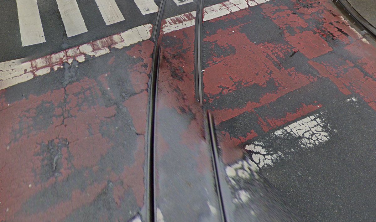 Exact een jaar geleden een melding gedaan om deze afgesleten OFOS te laten herschilderen. <a href="/wegenenverkeer/">Agentschap Wegen en Verkeer</a> heeft nog steeds geen vinger uitgestoken. Waar is al dat geld voor fietsinfra <a href="/LydiaPeeters/">Lydia Peeters</a>?