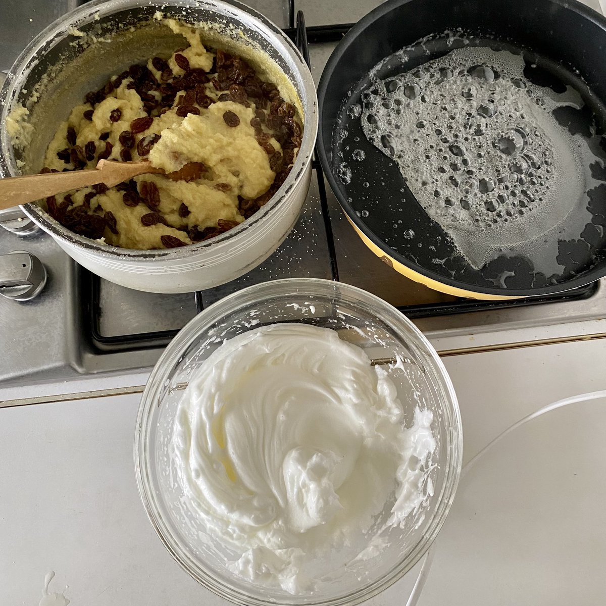 G27Marco's tweet photo. Quelque chose se prépare en cuisine #dessert mini #chef à l’action!! #gourmand #semoule #raisin #caramel #Recette du jour de la PQR qui m’a donné envie ! https://t.co/hFeIGxpb1R