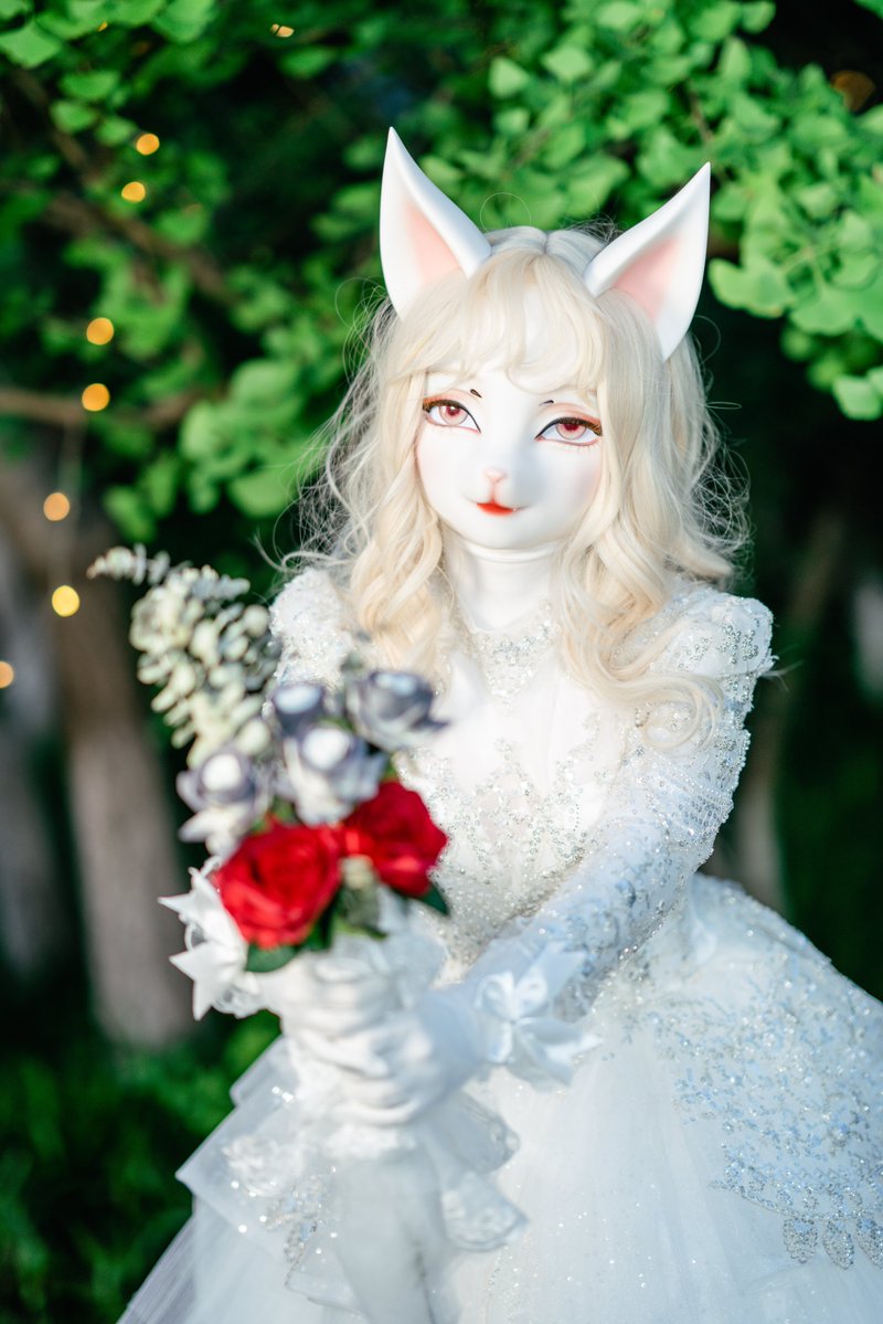 Roses given, fragrance in hand. 🌹

#dreammaskstudio #mask #fox 🦊
#anime #kigurumi #kawaiigirl #dollmask 
#makeup #kyuubi #shopnow🛍 https://t.co/ewj9n8X5VY