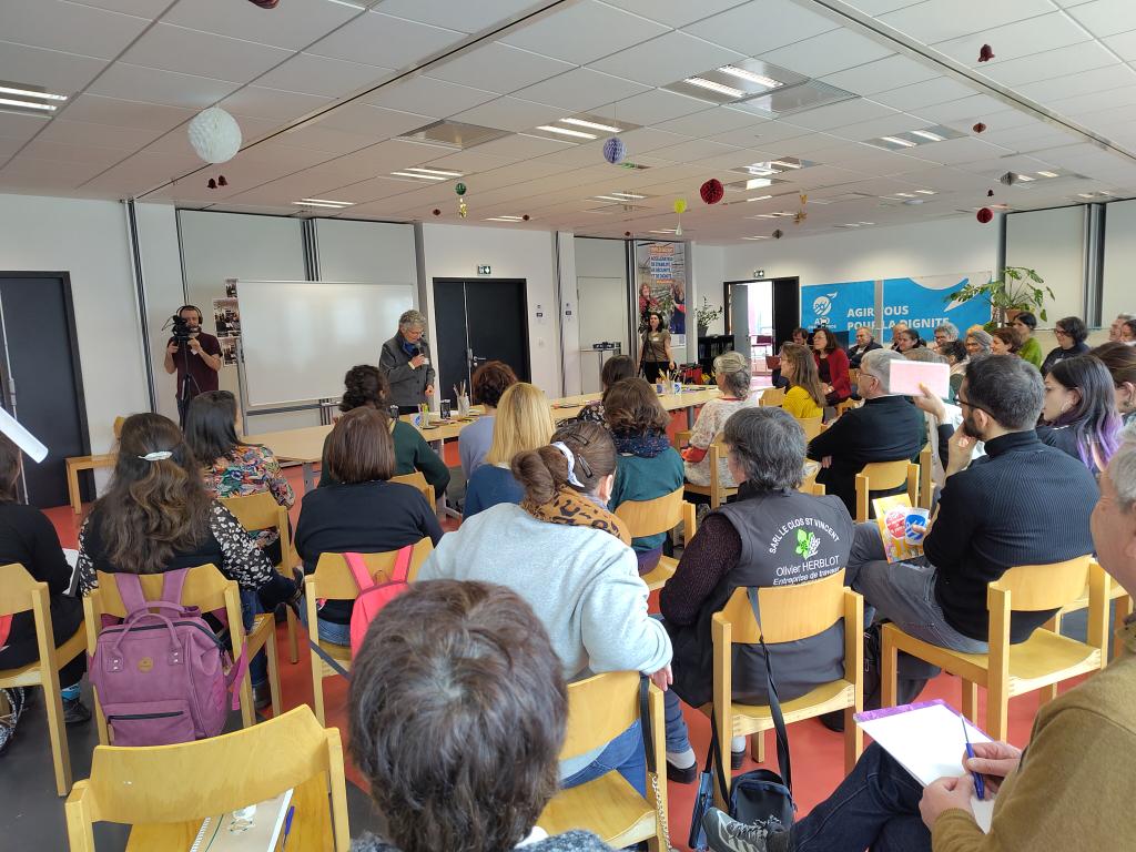 AlethGrard's tweet photo. Très belle journée de travail pour enseignants, militants Quart Monde, chercheurs et copil de la recherche #CIPES hier à Montreuil. Une école de la réussite de tous est possible ! @ATDQM https://t.co/H1yKCwTmf4 https://t.co/NCaQWFnVGq