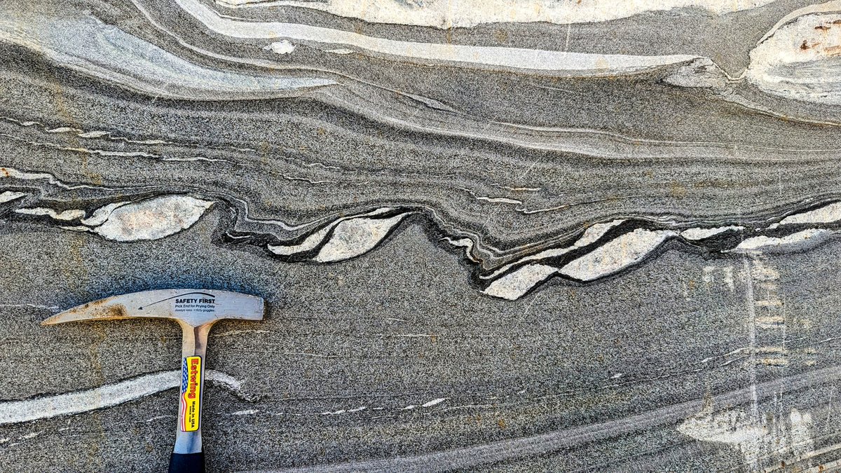 DrAndrewMiles's tweet photo. Syn-tectonic migmatites and granites with post tectonic granites and pegmatites... But they all make for some spectacular rocks in the field. @kmgoodenough @GeologyLeics https://t.co/oJDoHwZYJI