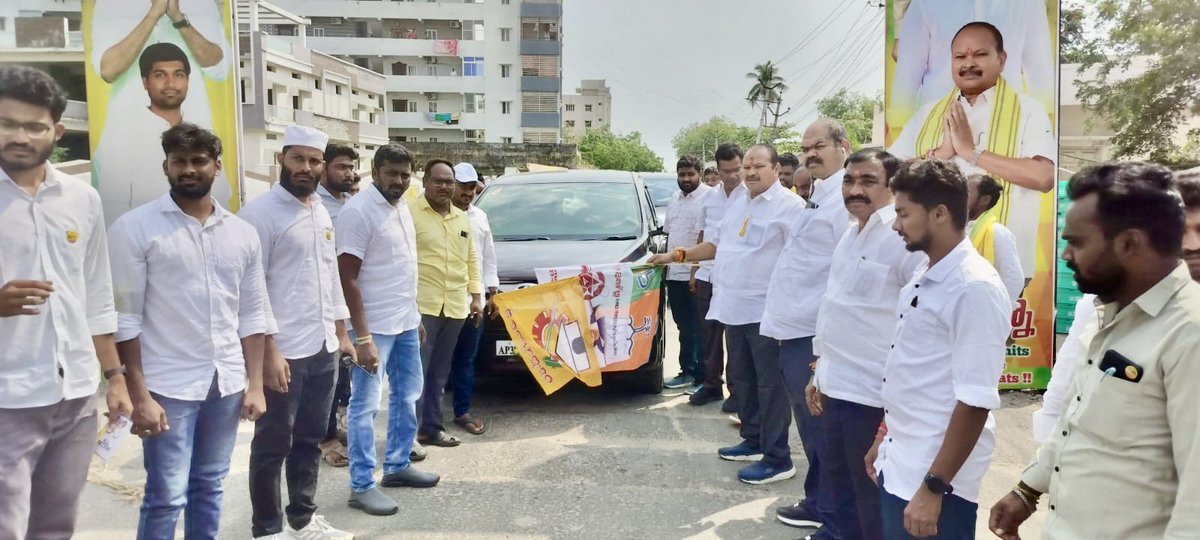 VAjayChowdary's tweet photo. ఐదు కోట్ల ఆంధ్రులు ఎదురుచూస్తున్న చారిత్రాత్మక సభ. ఆంధ్రప్రదేశ్ పునర్నిర్మాణానికి నాంది పలకనున్న చలో చిలకలూరిపేట  ప్రజాగళం సభకు  వందలాది కార్లు బస్సులు జెండాలు ఊపి ప్రారంభించిన మాజీ మంత్రివర్యులు సత్తెనపల్లి నియోజకవర్గ అభ్యర్థి శ్రీ కన్నా లక్ష్మీనారాయణ గారు ఆయనతో కలిసి బయలుదేరడం https://t.co/Y3i01u5qdb