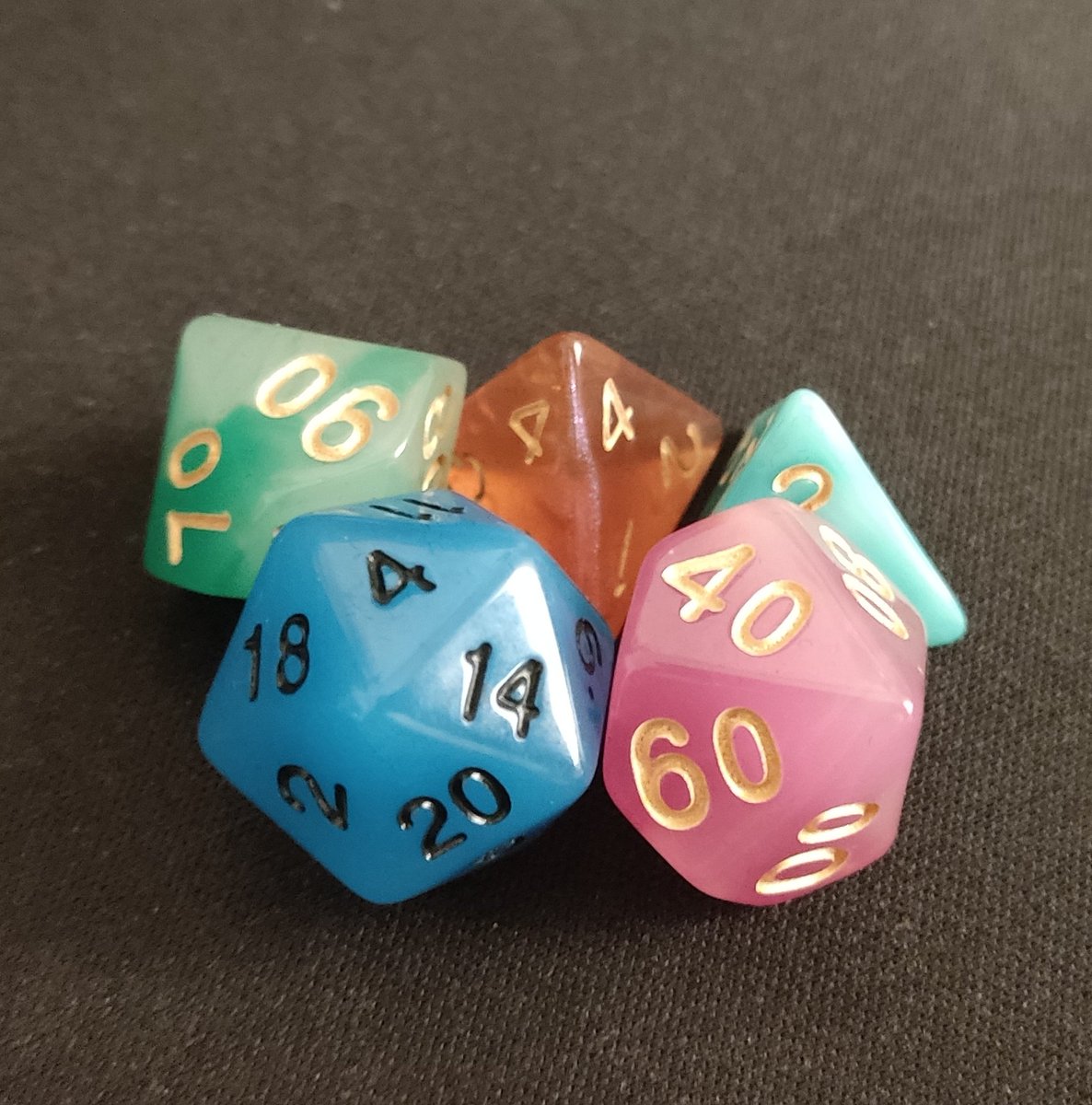 labarbarolera's tweet photo. Buenos días tiradados! Cuáles han sido los últimos #dados que han llegado a vuestras manos?

En mi caso han sido dos set verdes ayer y un variado que brilla en la oscuridad!

#diceporn #juegosderol https://t.co/a0YX5xoKxh