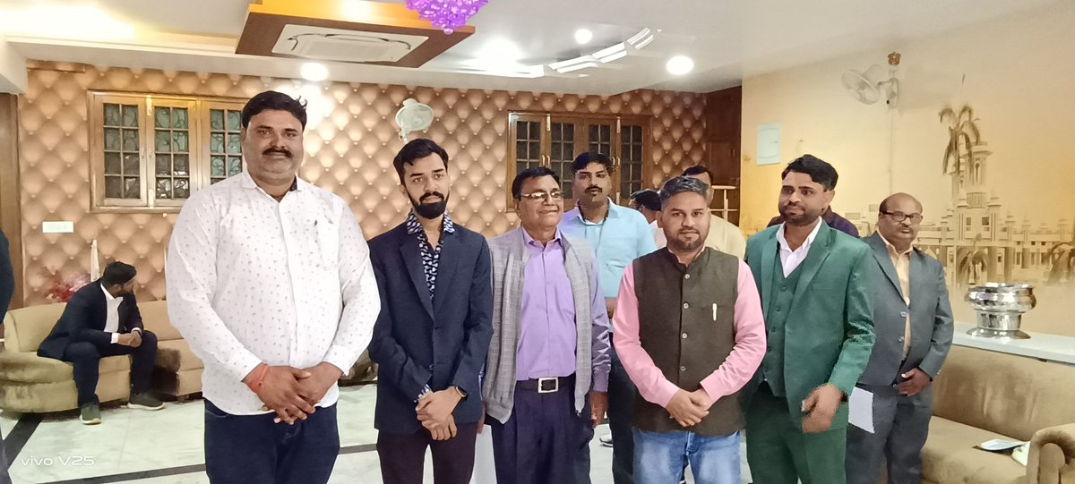PiyushD86375416's tweet photo. आज़ लखनऊ #VIPnews आफिस में यूपी हेड विशाल सिंह व प्रशांत कुमार जी ने सबसे तेज व निष्पक्ष ख़बरों के लिए सम्मानित किया।
विशाल सर व प्रशांत सर का बहुत बहुत आभार एवं धन्यवाद साधुवाद ♥️🙏👇 https://t.co/0cFQoXA6W3