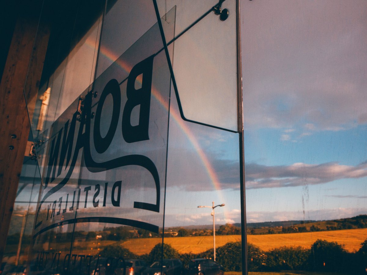 Boanndistillery's tweet photo. Happy St. Patrick's Day from @boanndistillery in Ireland's beautiful Boyne Valley 🥃
Beannachtaí na Féile Pádraig Oraibh Go Léir! ☘️
#happystpatricksday #stpatricksday #boanndistillery #boynevalley #irishdistillery #irishwhiskey #irish #ireland #boynevalleyflavours https://t.co/ujyrcDXbLG
