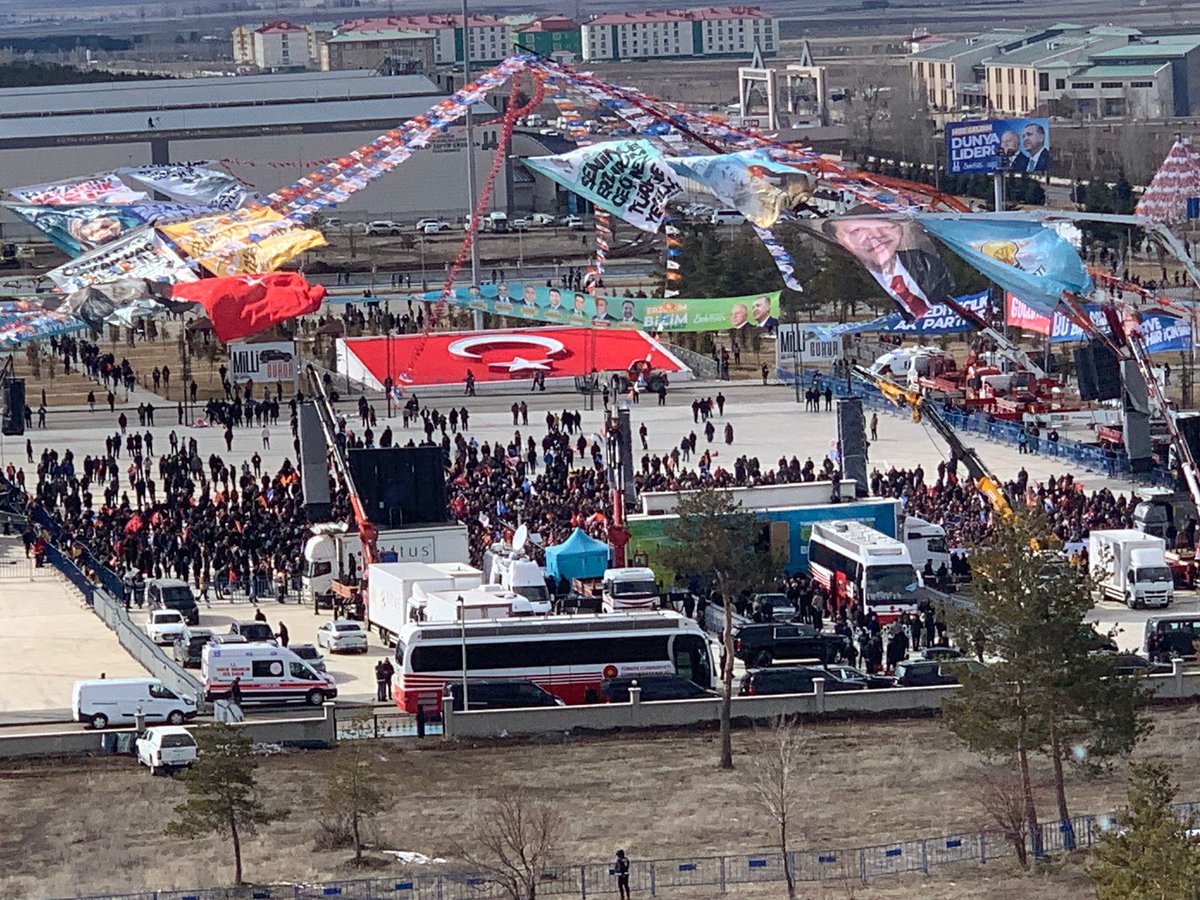 ruhunDuygusu's tweet photo. Erdoğan'ın Erzurum mitinginde iğne atsan yere düşmeyen mahşeri kalabalık!!! 🤸‍♀️ https://t.co/BqhVVi3ci2