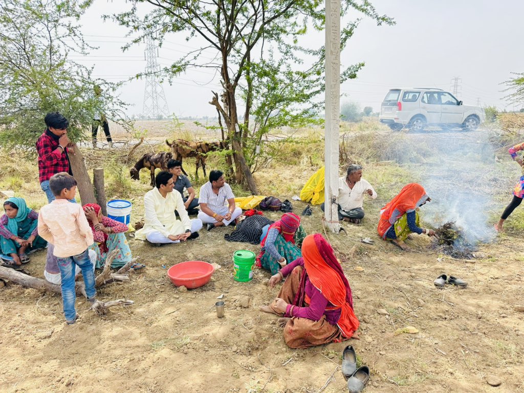 मिट्टी से गहरा रिश्ता रखता हूँ,
किसान का बेटा हूँ गर्व से कहता हूँ..!!

आज निर्वाचन क्षेत्र के ग्रामीण क्षेत्र में जाते समय खेत पर रुककर किसान-परिवार के हाल-चाल जानें।