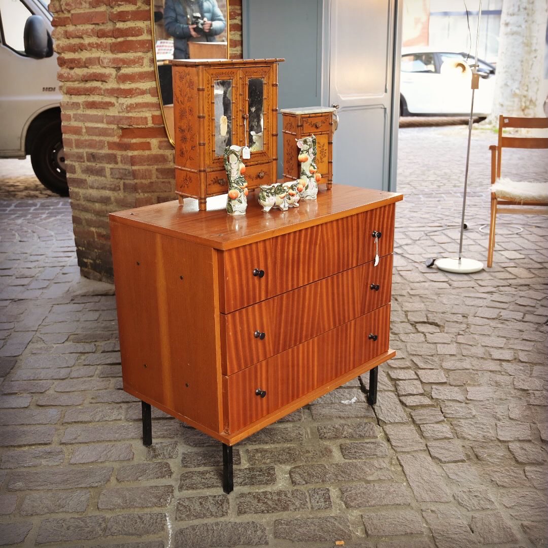 brocTG's tweet photo. 👋  et si vous profitiez du soleil pour une sortie ! 
Venez chiner à #grenadesurgaronne 
les #brocanteur et #antiquaire de l’association sont sous la halle.
🪑#chaise 🗿 🚂 #decovintage 🗄️ #ancien 🧮#meubleancien 💡#lampe #tablebasse #vinyle #tableau #livres 📽️ #objetvintage https://t.co/MOwYm2CY74