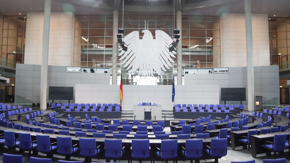 Historisch: Erste gehörlose Abgeordnete im Bundestag #euschwerbehinderung / #Behinderung #Inklusion #Deutschland #Hilfe #News #Berlin #Newsroom #Nachrichten #presse #DGS-Unterstützung #Bas #Bundestag #DGS #Augsburg #Taub #gehörlos #Heubach tinyurl.com/22ogn8zd