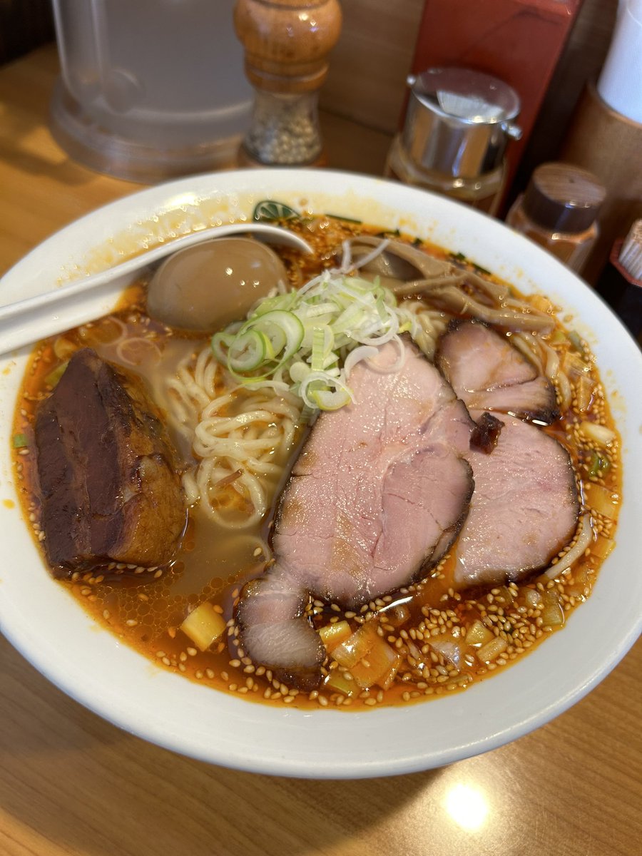 OWKpadawan's tweet photo. 静岡市「ライム軒」　ライム辛らー麺大1190円
ご無沙汰だったので全部乗せで！動物系＋魚介のスープに、辛味の辣油。平打ち中太麺がネギやごま、スープを持ち上げてきて、本当においしい！角煮にチャーシューも最高で大満足です。ご馳走さまでした。
#ライム軒 https://t.co/0qoH8UUCNP