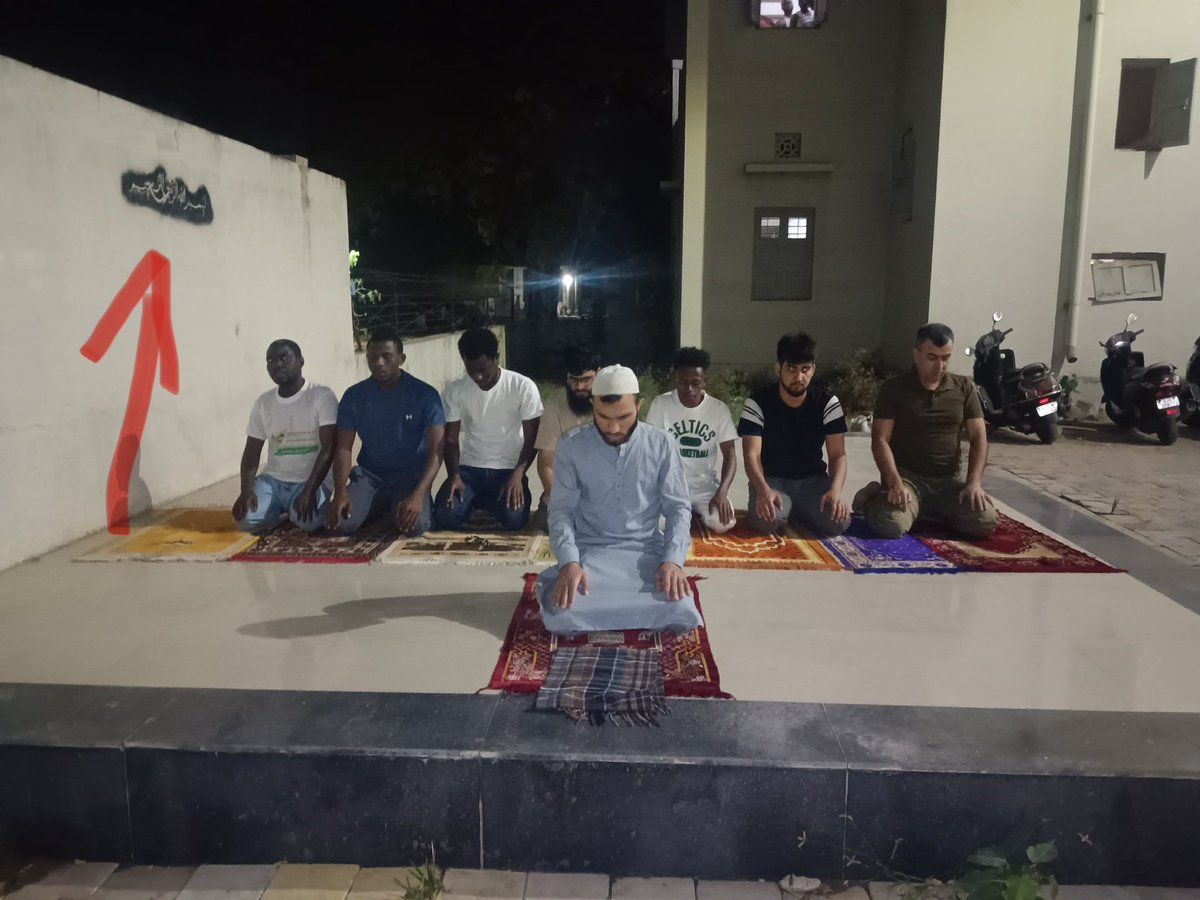 हमारे पास ये फोटो आयी है- गुजरात यूनिवर्सिटी के कंपाउंड में अफ़ग़ानी-अफ़्रीकी छात्र जब नमाज़ पढ़ रहे थे उस समय इन्होंने गुजरात यूनिवर्सिटी की दीवार पर उर्दू में मजहबी चिन्ह लगाया है

अब सबसे बड़ा प्रश्न-
1) ये छात्र गुजरात यूनिवर्सिटी के हॉस्टल में रहते है, तो फिर क्या कारण है कि