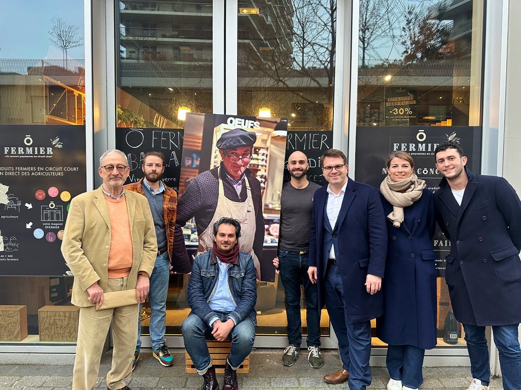 Des produits frais en circuits courts 🇫🇷 : c'est ce que proposent les agriculteurs d'<a href="/OfermierParis17/">Ô-Fermier</a> que nous soutenons depuis leur installation rue Rostropovitch #MartinLutherKing #Paris17 
📸 Remise du portrait de Julien Lassalle par <a href="/latif_daniel/">Daniel Latif</a>  <a href="/Alix_Bougeret/">Alix Bougeret</a> <a href="/Paul_Hatte/">Paul Hatte</a>