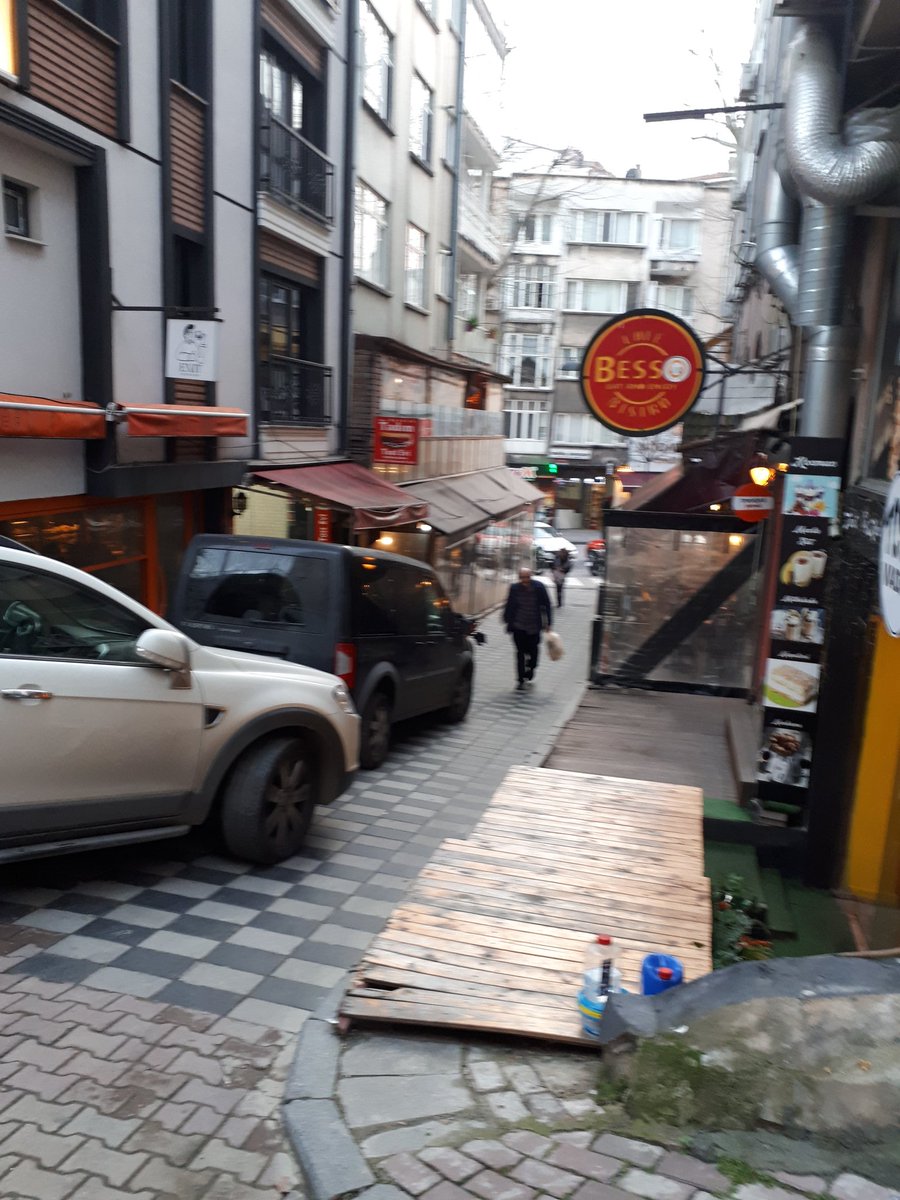 ErkanInforeach's tweet photo. Beşiktaş yaveraga sokak kaldırımlar kafelere hizmet ediyor bebek arabaları engelliler nereden geçcek hizmet kafelere değil halka olsun ıhlamur dere caddesinde lütfen bir gezmeye calisin ınsanlar rastgele sokak kapatmasin seçimler geliyor @RizaAkpolat @BesiktasBel https://t.co/vmebVrWnpr