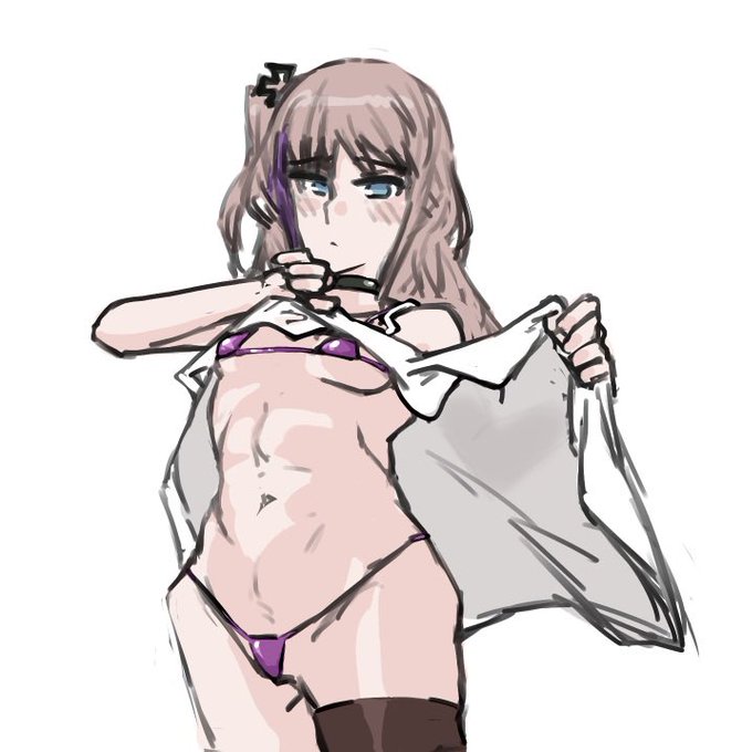 テカテカ紫ビキニもある。 