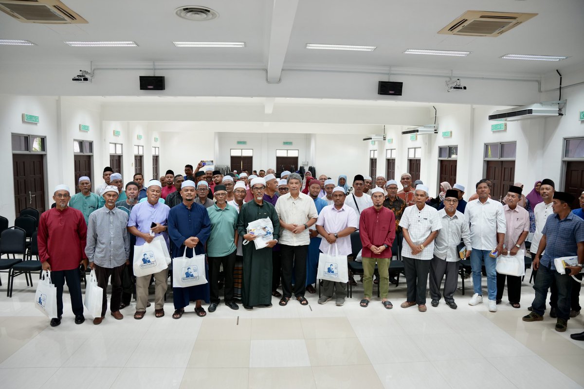 tokmatn9's tweet photo. Selesai di Dun Paroi, terus ke Masjid Imam Kahar di Pekan Rantau, untuk menyerahkan pula sumbangan kepada semua masjid2 dan surau2 di DUN Rantau..
Kesemuanya ada 11 buah masjid dan 33 buah surau di dalam DUN Rantau.
#BuktiBukanSekadarJanji
#ParlimenRembau
#Rembau
#TeamTokMat https://t.co/vEeC8yv8WT