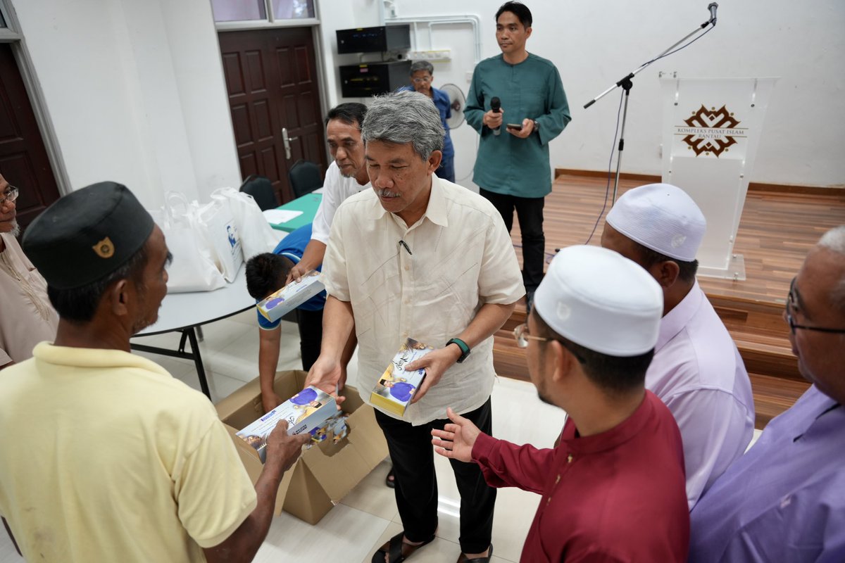 tokmatn9's tweet photo. Selesai di Dun Paroi, terus ke Masjid Imam Kahar di Pekan Rantau, untuk menyerahkan pula sumbangan kepada semua masjid2 dan surau2 di DUN Rantau..
Kesemuanya ada 11 buah masjid dan 33 buah surau di dalam DUN Rantau.
#BuktiBukanSekadarJanji
#ParlimenRembau
#Rembau
#TeamTokMat https://t.co/vEeC8yv8WT