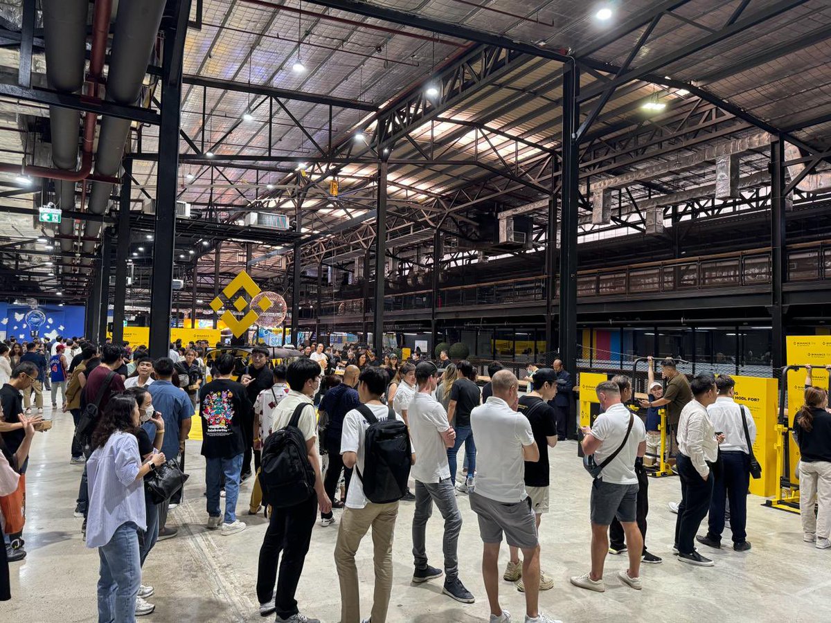 _RichardTeng's tweet photo. Great energy and huge turnout at super meetup in Thailand!!

Always happy to meet up with community and users. Keep building!! 

#Binance https://t.co/WjWLJNhr5W