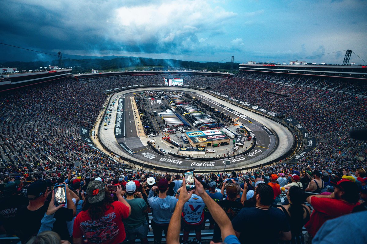 Javier Quilón (@javiviquilon) on Twitter photo BUENOS DÍAS DE ¿TRUENO? ⚡️
Buenos días de NASCAR que podréis seguir desde las 20:30 en <a href="/DAZN_ES/">DAZN España</a> con <a href="/DavidDeSanchez/">David Sánchez-Cañete</a> y un servidor 😎
Hoy vistamos Tenesse, concretamente el condado de Sullivan. Hoy visitamos THUNDER VALLEY ⚡️ en Bristol
#NASCARenDAZN #FoodCity500 BUENOS DÍAS DE ¿TRUENO? ⚡️
Buenos días de NASCAR que podréis seguir desde las 20:30 en <a href="/DAZN_ES/">DAZN España</a> con <a href="/DavidDeSanchez/">David Sánchez-Cañete</a> y un servidor 😎
Hoy vistamos Tenesse, concretamente el condado de Sullivan. Hoy visitamos THUNDER VALLEY ⚡️ en Bristol
#NASCARenDAZN #FoodCity500