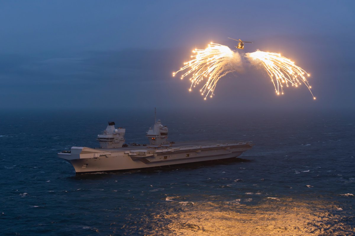 📸 A Merlin helicopter from 820 Naval Air Squadron loaded and fired flares from HMS Prince of Wales, while embarked on board the aircraft carrier for the NATO exercise #SteadfastDefender.