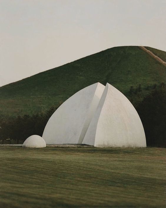 #SundayInspiration Music Shell designed by Japanese-American landscape artist Isamu Noguchi, Moerenuma Park, Hokkaido, Japan.

#MISSANAinspo #architecture #interiordesign #inspiration #japan