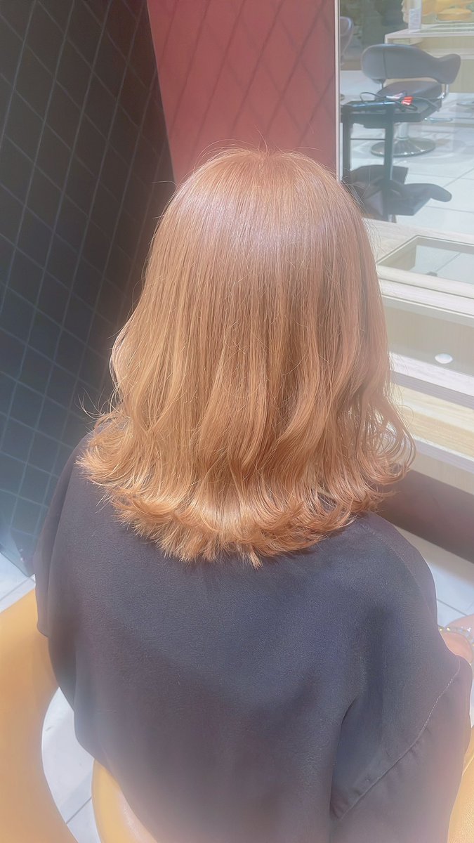 mikuron3939's tweet photo. なんか勢いでブリーチしたけど
ここ1週間で手取りくらいお金つかってんのなーぜなーぜ？
貧乏なんだけど🥺🥺たすけて https://t.co/hCyTJWNTNy