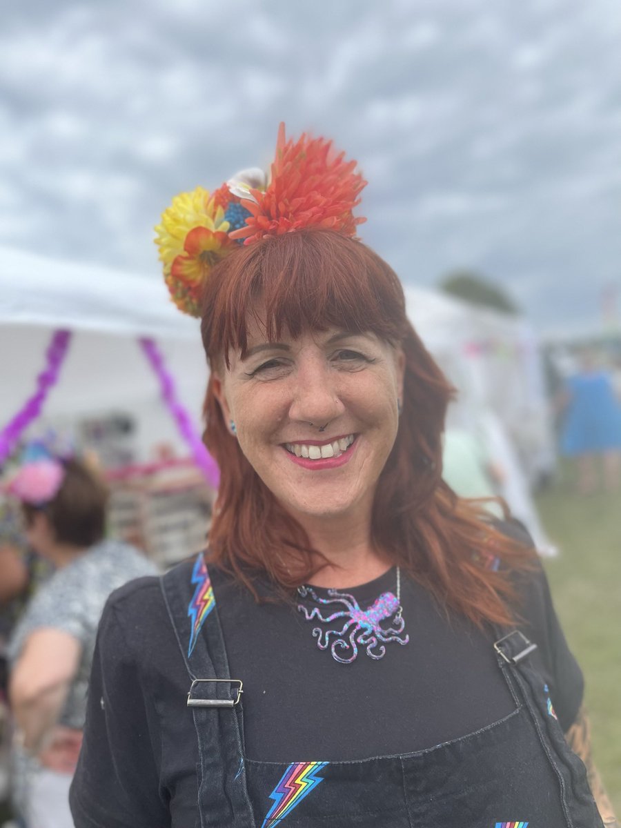 ISWAS_Gy's tweet image. Summer Classes for Carry On Crafting are now live and if you’ve booked your festival tickets already then why not come and join one of my Pompom Parties! carryoncraftingfestival.co.uk/buy-tickets/ #PompomParty #CarryOnCrafting #Ardingly