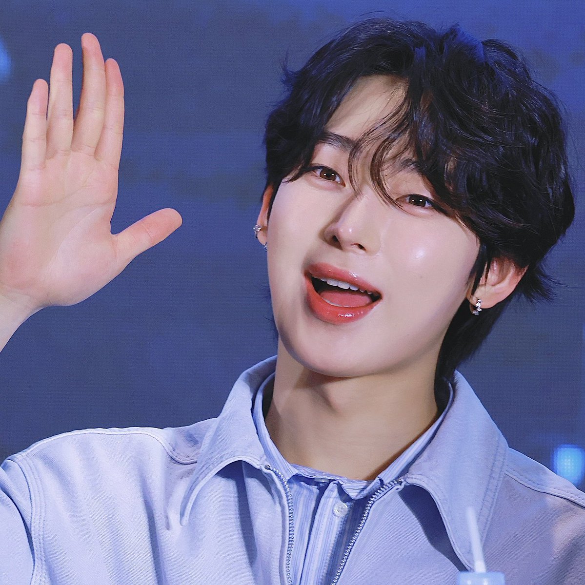 a flying kiss from sunoo! he's so pretty, omg