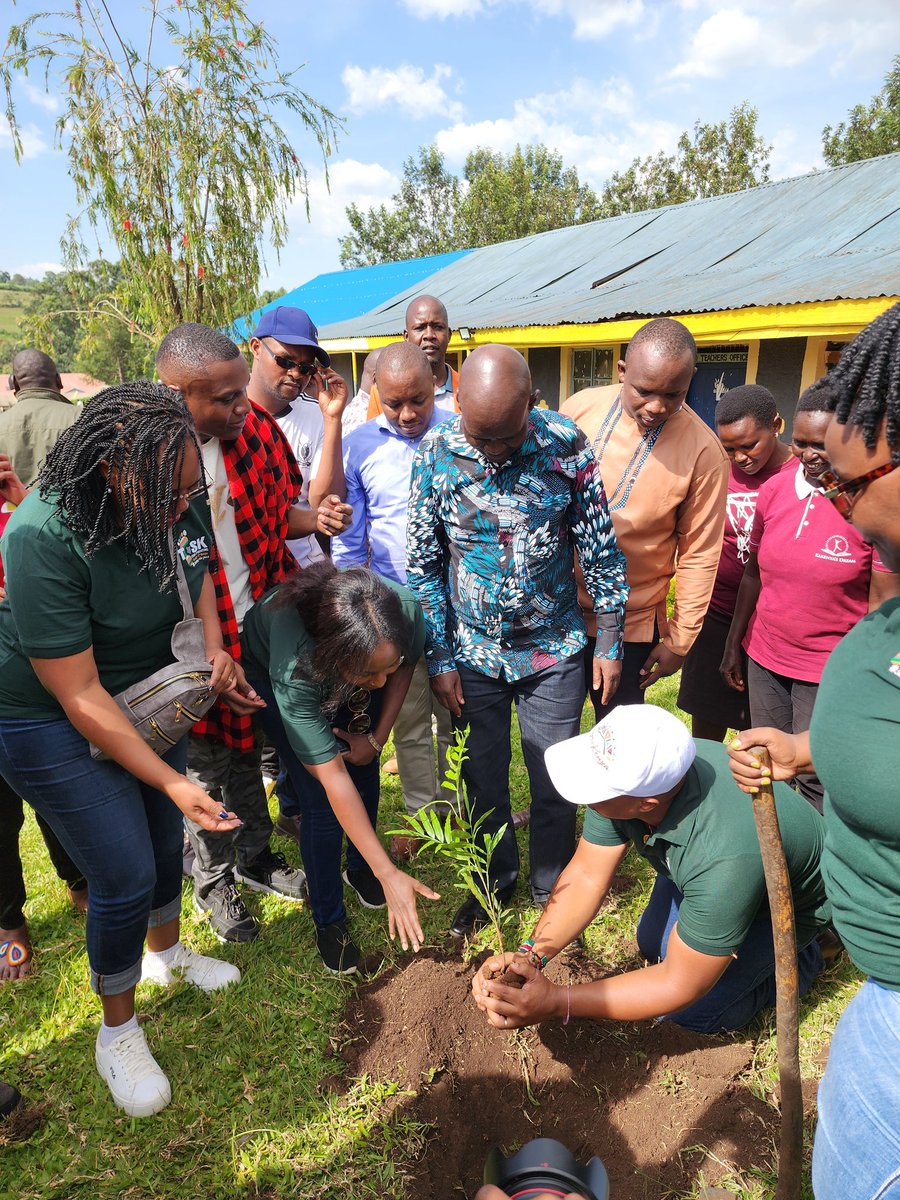 ENSDAKE's tweet photo. To help the country achieve this shared responsibility of environmental conservation and address climate change, ENSDA donated 10,000 tree seedlings π±.
#jazamiti
#environmetalconservation
#climatechange
#Yourintegrateddevelopmentpartner https://t.co/8AxqHYT5h3