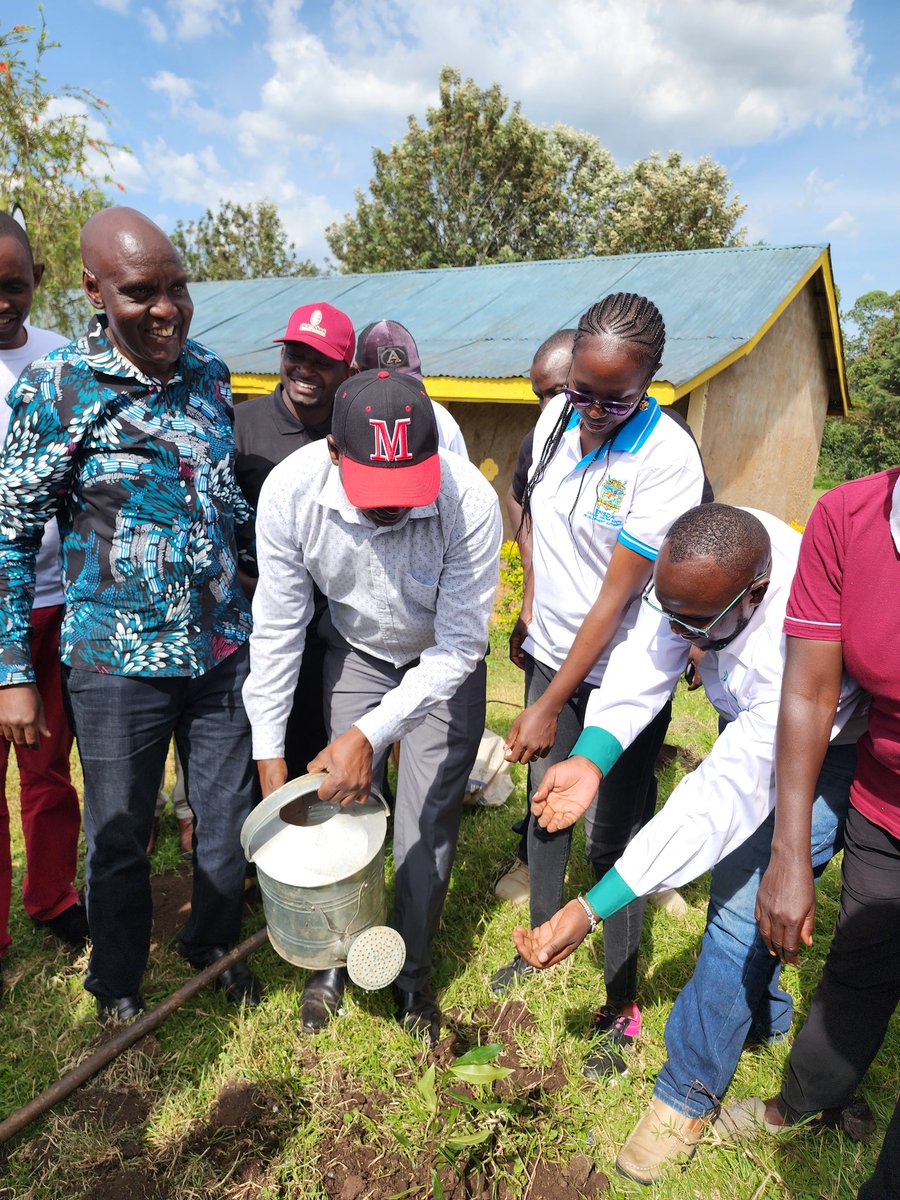 ENSDAKE's tweet photo. To help the country achieve this shared responsibility of environmental conservation and address climate change, ENSDA donated 10,000 tree seedlings π±.
#jazamiti
#environmetalconservation
#climatechange
#Yourintegrateddevelopmentpartner https://t.co/8AxqHYT5h3