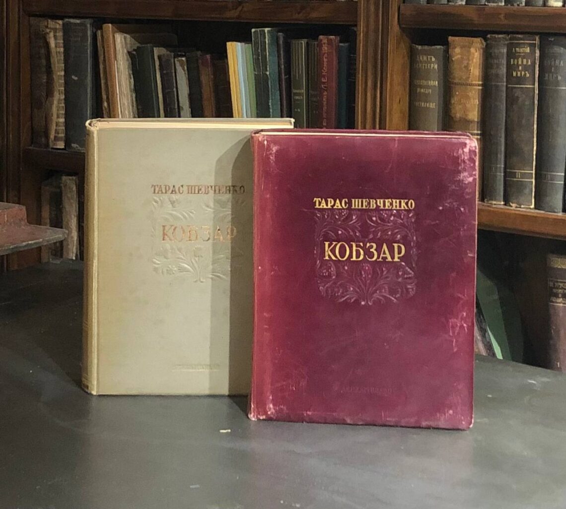 KobzarArt's tweet photo. Taras Shevchenko "Kobzar", anniversary edition 1814 - 1939, a complete collection of works. Rare antique book of large format on the creation of which worked the best professionals of his time
https://t.co/N6HEh9t7nE
#kobzar #TarasShevchenko #books #KobzarLibrary #BookReview #art https://t.co/QDtGYU0Vnr