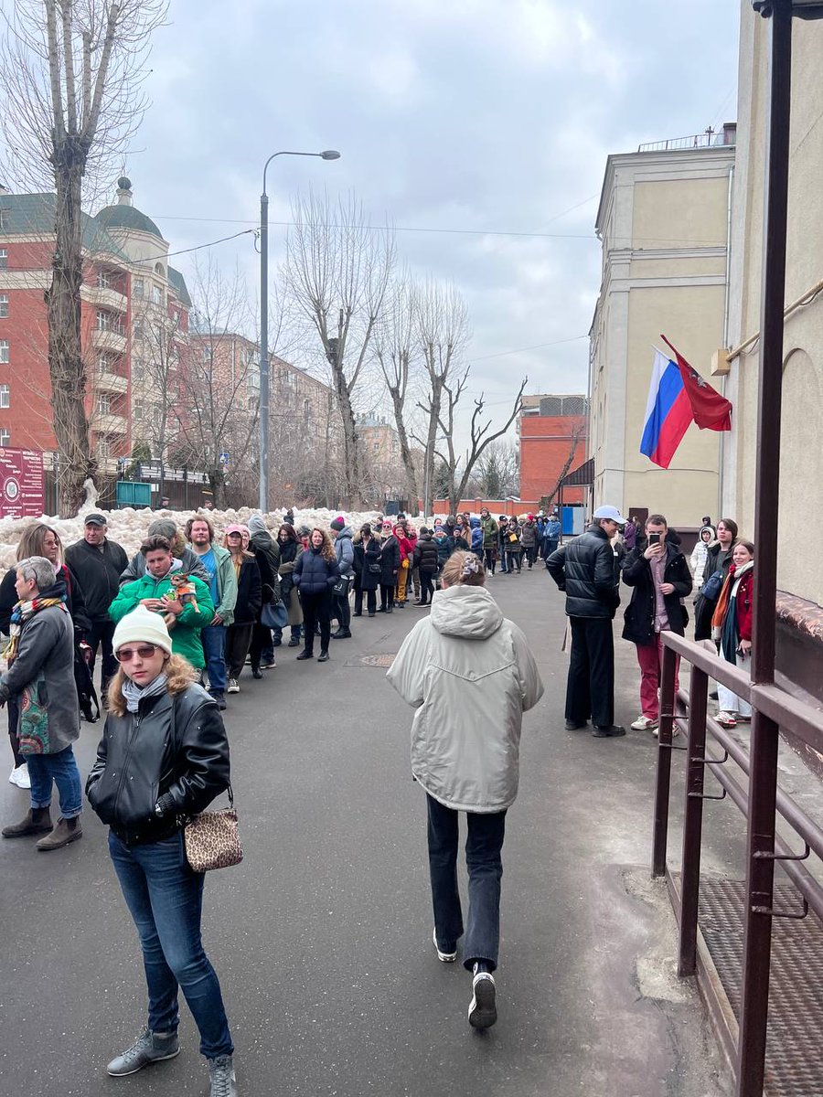 Knut_Knutsson's tweet photo. Die Opposition hatte dazu aufgerufen heute um 12 Uhr vor die Wahllokale zu kommen, um ein Zeichen gegen die Fake-Wahlen in #Russland zu setzen. An mehreren Wahllokalen in Moskau haben sich tatsächlich Punkt 12 große Schlangen gebildet. https://t.co/m2JHKgCTTm
